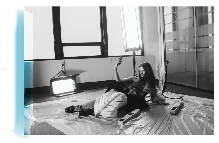 photo en noir et blanc jeune femme allongée au sol